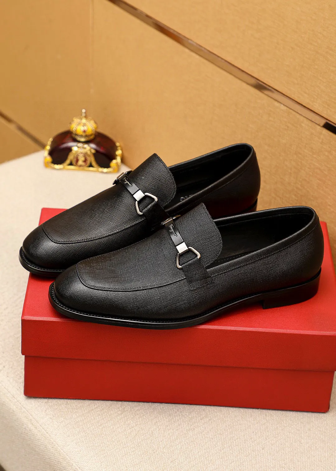 Men's shoes 💰460 💐 Product trademark: Ferragamo "Ferragamo" casual leather shoes Regular size: 38-44 (45.46🉑️customized) Product materials: Selected imported first-layer cross-grain cowhide leather upper + luxury hardware buckle, imported water-dyed cow leather lining. Strong three-dimensional visual effect, original rubber outsole Color: 1⃣️color optional